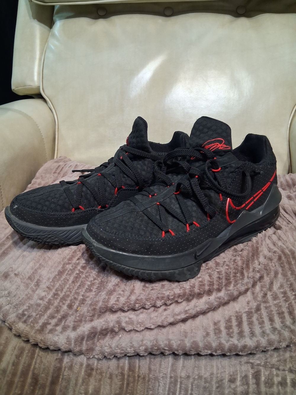 Nike LeBron 17 Low Men's Basketball Shoes Black Red size 10